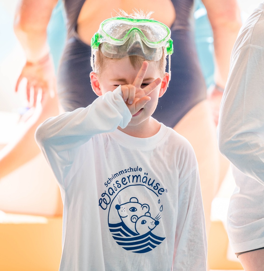 Kinder lernen schwimmen