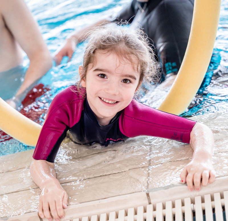 Kinder lernen schwimmen